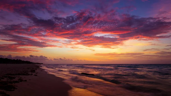 Драматический облачный пейзаж на восходе солнца на пляже в Мексике — стоковое фото