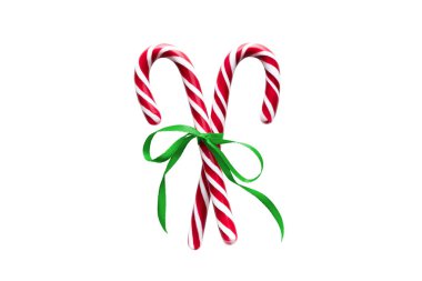 İki kırmızı beyaz Noel bastonu yeşil kurdeleli, beyaz arka planda izole edilmiş.