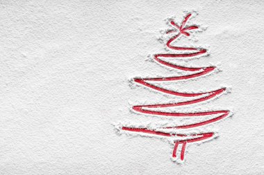 Kırmızı Noel ağacı evi, karlı un arka planında. Üst görünüm.