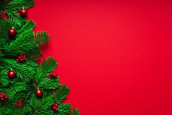 Red Merry Christmas Background з фіром філія an Baubles — стокове фото