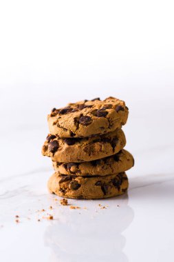 Beyaz mermer arka planda çikolata parçalı kurabiyeler