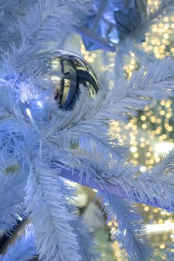 Noel dekorasyon garland topa bokeh arka plan ile Noel ağacı. Modern stil, beyaz mavi tonları. Çağdaş sanat. Tebrik kartı.