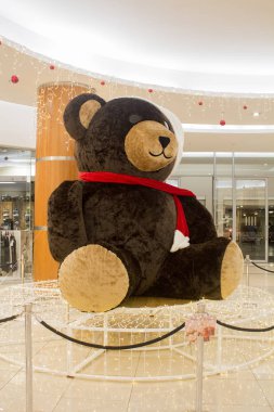 Noel dekorasyon oyuncak ayı alışveriş merkezi. Noel arifesi.