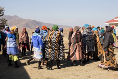 Afrikalı kadınlar Bantu ulus Basotho kabilesi modern el yapımı geleneksel renkli battaniye içinde köyde duran ve her başkalarına konuşuyor. Kabile Toplantı.