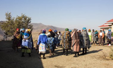 Afrikalı kadınlar Bantu ulus Basotho kabilesi modern el yapımı geleneksel renkli battaniye içinde köyde duran ve her başkalarına konuşuyor. Kabile Toplantı.