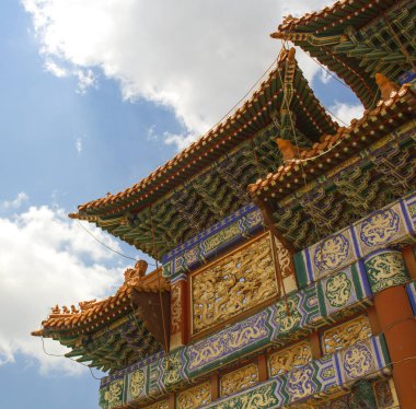 Güney Afrika'da Çince Nan Hua tapınağın kapısında. Geleneksel renkli Çin mimarisi.