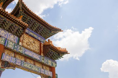 Güney Afrika'da Çince Nan Hua tapınağın kapısında. Geleneksel renkli Çin mimarisi.