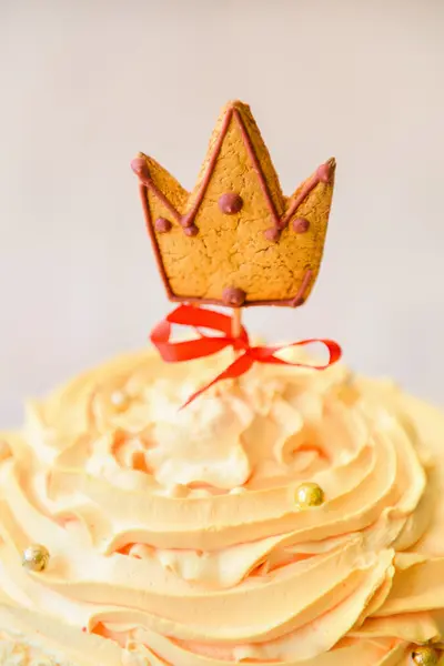 Primer cumpleaños romper el pastel — Foto de Stock