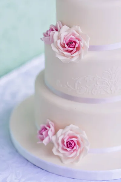 Roses gâteau de mariage — Photo