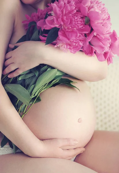 Pregnant woman holding her tummy — Stock Photo, Image