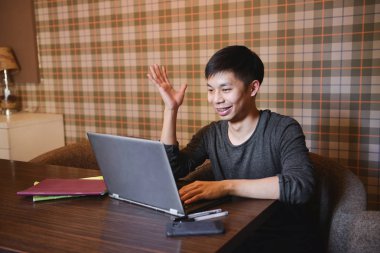 Kafede dizüstü kullanarak öğrenci