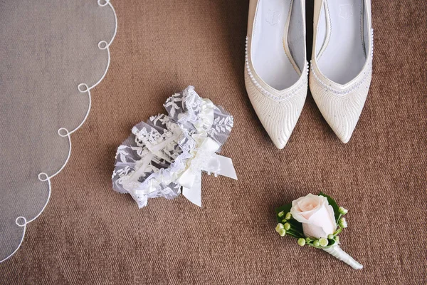 Buty białe pięknej narzeczonej — Zdjęcie stockowe