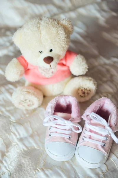 Carino orsacchiotto e scarpe bambino — Foto Stock