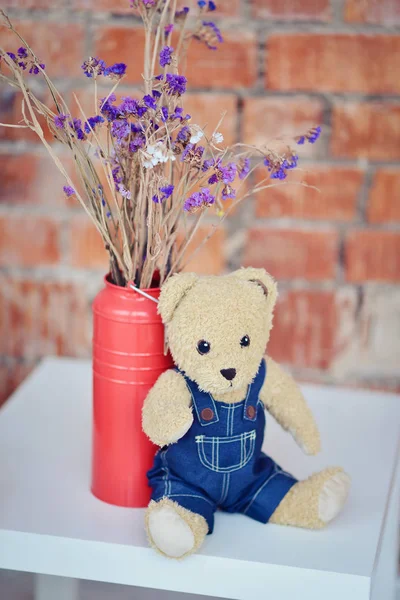 Niedlicher Teddybär sitzt — Stockfoto
