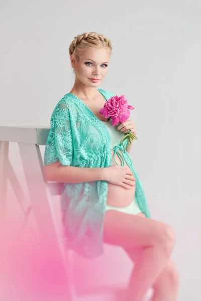 Unga gravid kvinna — Stockfoto