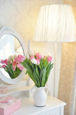 Lale çiçek buketi raf