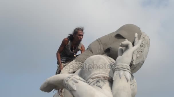 Homem escultor faz uma estátua de Ganesha — Vídeo de Stock