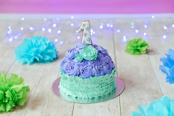 Первый день рождения испечь торт — стоковое фото