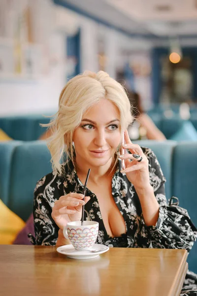 güzel kız erkek kafede bekliyorum.