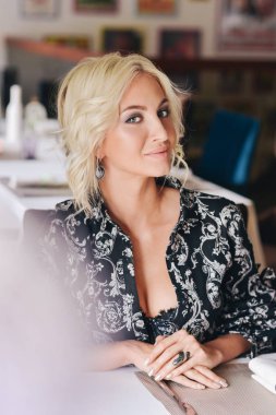 güzel kız erkek kafede bekliyorum.