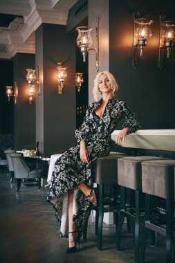 restoranda poz siyah beyaz elbiseli kadın