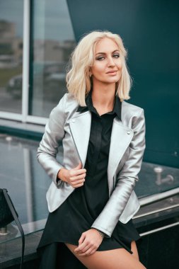 İş Merkezi yakınındaki güzel kız