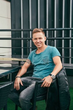 Yaz aylarında bina dışında yakışıklı adam portresi