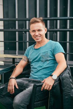 Yaz aylarında bina dışında yakışıklı adam portresi