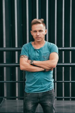 Yaz aylarında bina dışında yakışıklı adam portresi