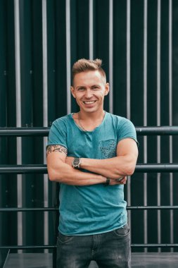 Yaz aylarında bina dışında yakışıklı adam portresi