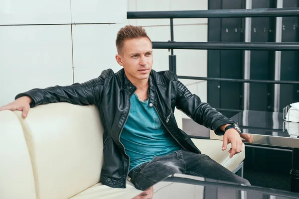 Yaz aylarında bina dışında yakışıklı adam portresi