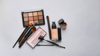 Makyaj için profesyonel makyaj fırçaları