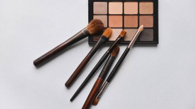 Makyaj için profesyonel makyaj fırçaları