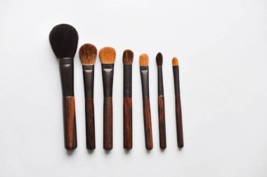 beyaz arkaplanda makyaj fırçası