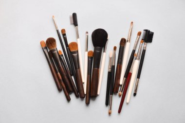 beyaz arkaplanda makyaj fırçası