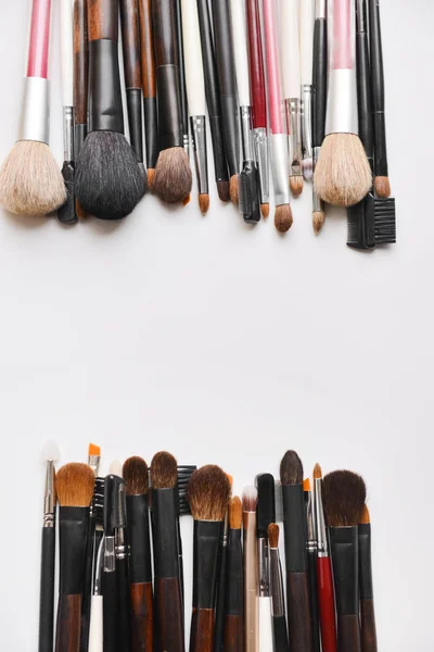 Make-up Pinsel auf weißem Hintergrund — Stockfoto