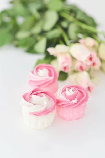 Bebé ducha cupcakes y rosas — Foto de Stock