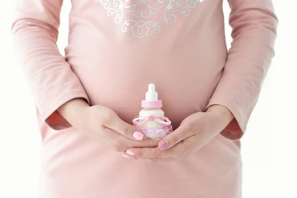 임신한 여자 손을 배꼽 잡고 우유 병 — 스톡 사진