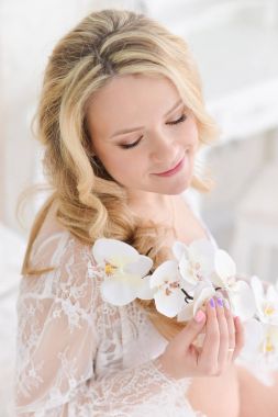 gebelik, dinlenme, insanlar ve beklenti kavramı - hamile kadın yatakta oturuyordu