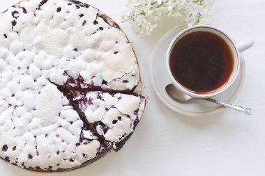 ev yapımı pişirme kek, krepteki çay ile