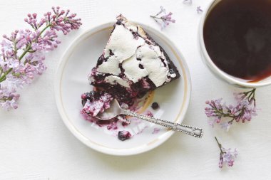 ev yapımı pişirme kek, krepteki çay ile