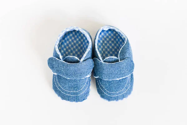 Babyschuhe für Neugeborene auf isoliertem Hintergrund — Stockfoto