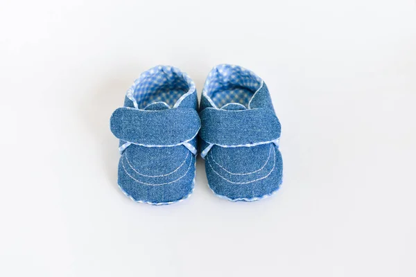 Zapatos de bebé para recién nacidos sobre un fondo aislado — Foto de Stock