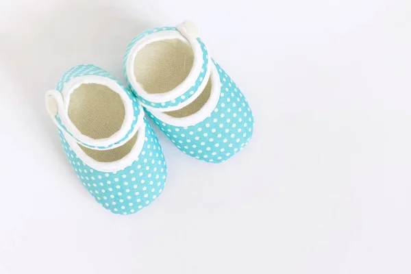 Sepatu bayi untuk bayi yang baru lahir di latar belakang yang terisolasi — Stok Foto