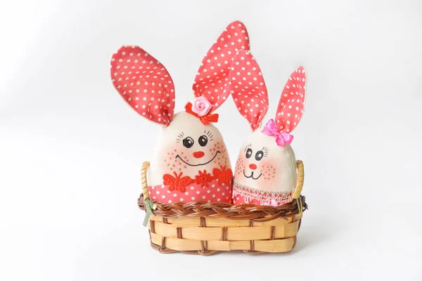 Швейные игрушки ручной работы Два кролика Пасха — стоковое фото