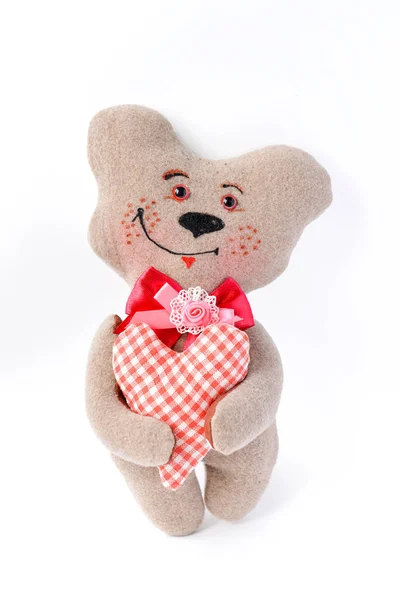 Brinquedos de costura urso artesanal E um coração vermelho Dia dos Namorados — Fotografia de Stock