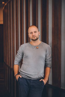 Portre yakışıklı adam kameraya bakıyor. Kapalı