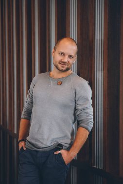 Portre yakışıklı adam kameraya bakıyor. Kapalı