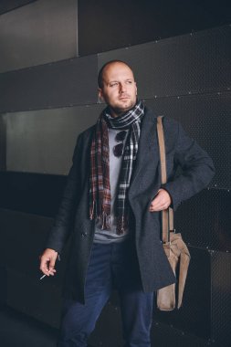 ceket bir adam, bir duvar ve sigara standları