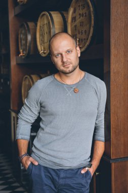 Portre yakışıklı adam kameraya bakıyor. Kapalı